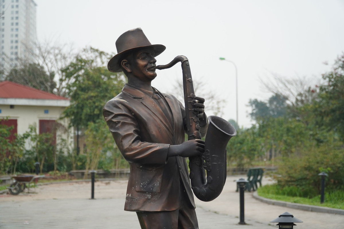 Điểm nhấn của công viên là bố trí nhiều bức tượng nghệ sĩ chơi đàn, chơi kèn cùng nhiều loại nhạc cụ âm nhạc khác. Do đã tồn tại lâu và chưa được bảo dưỡng, nhiều bức tượng cũng đã xuống cấp.