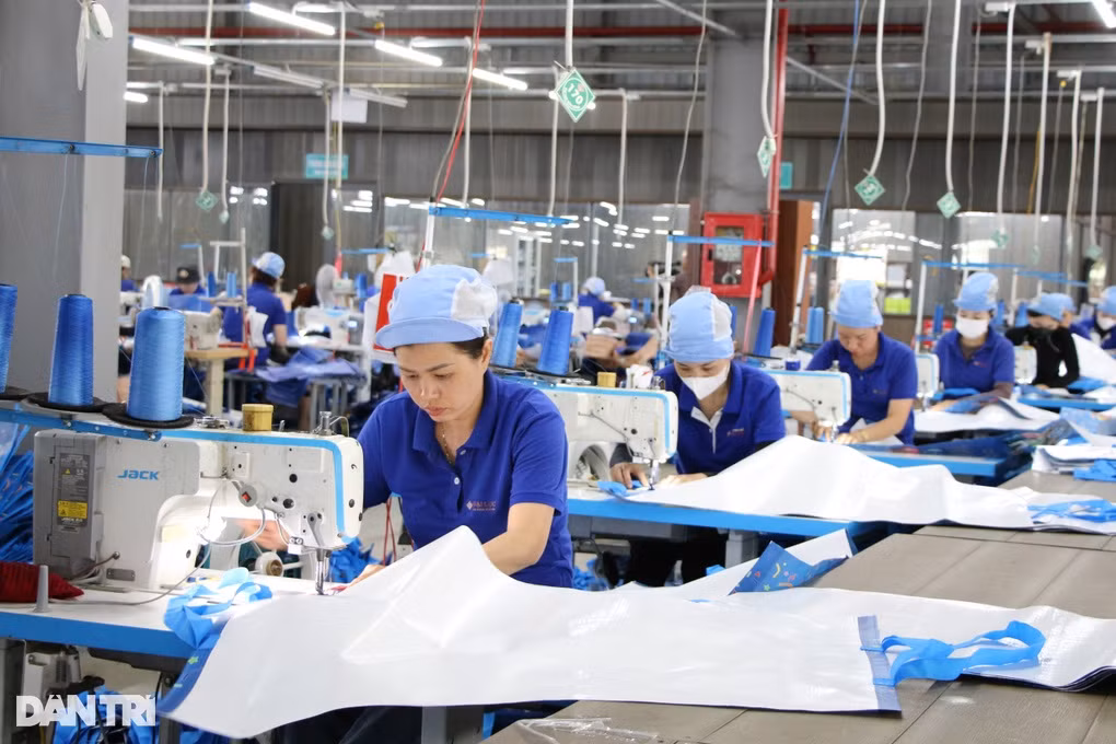 Sang thong tha dap xe di lam, cong nhan nhan luong 15 trieu dong/thang-Hinh-3