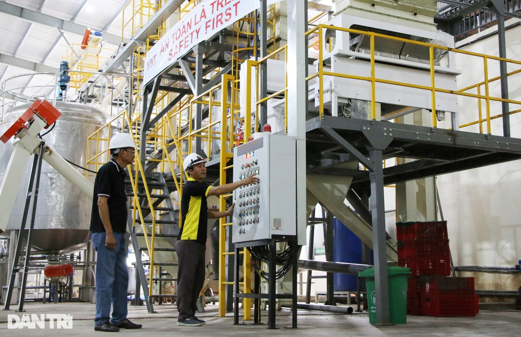 Sang thong tha dap xe di lam, cong nhan nhan luong 15 trieu dong/thang-Hinh-2