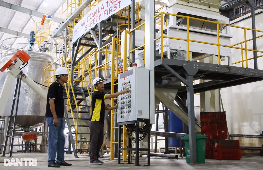 Sang thong tha dap xe di lam, cong nhan nhan luong 15 trieu dong/thang-Hinh-2