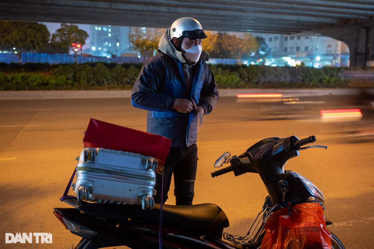 Anh Mai Thanh Quang (25 tuổi) xuất phát từ Hà Nội về quê ở Nam Định lúc 19h cho đỡ đông đúc. Vừa mặc thêm áo khoác giữ ấm người, anh vừa nói: "Quãng đường về quê tôi khoảng 90km, đi khoảng 2 giờ đồng hồ sẽ tới nhà".