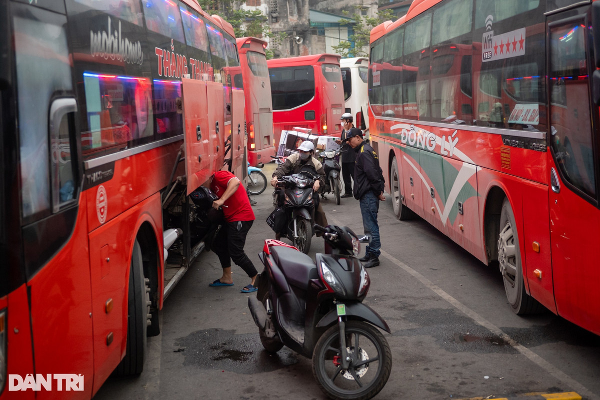 Chủ một nhà xe tuyến Hà Nội - Thanh Hóa chia sẻ: "Nhà tôi có tổng 7 xe chạy, dù chỉ được hơn nửa số hành khách trên một xe nhưng đến giờ vẫn phải đi. So với năm ngoái lượng khách kém đi rất nhiều".