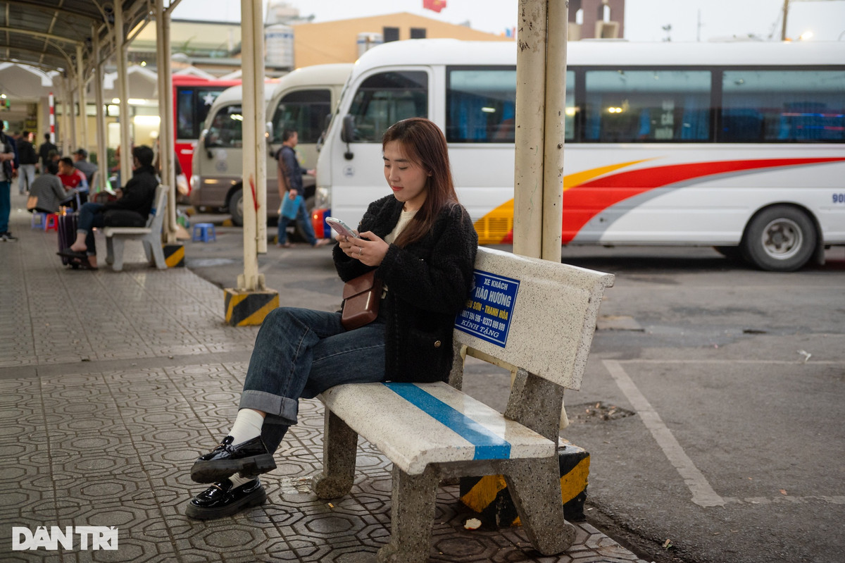 Trần Thị Mỹ (20 tuổi, quê Hà Nam) chia sẻ: "Tôi tranh thủ mua sắm quà, bánh kẹo cho gia đình và quần áo cho bản thân từ vài hôm trước, để đến ngày nghỉ là bắt xe về quê luôn. Cả năm đi học chỉ về được đôi lần nên tôi rất mong muốn được sum họp với gia đình".
