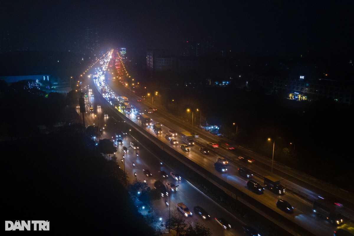 19h30, đường Vành Đai 3 trên cao và đường Nguyễn Xiển bên dưới, các phương tiện đã di chuyển thuận tiện hơn nhiều.