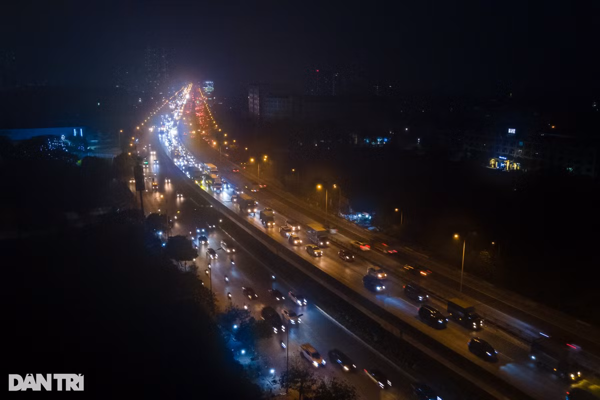 19h30, đường Vành Đai 3 trên cao và đường Nguyễn Xiển bên dưới, các phương tiện đã di chuyển thuận tiện hơn nhiều.