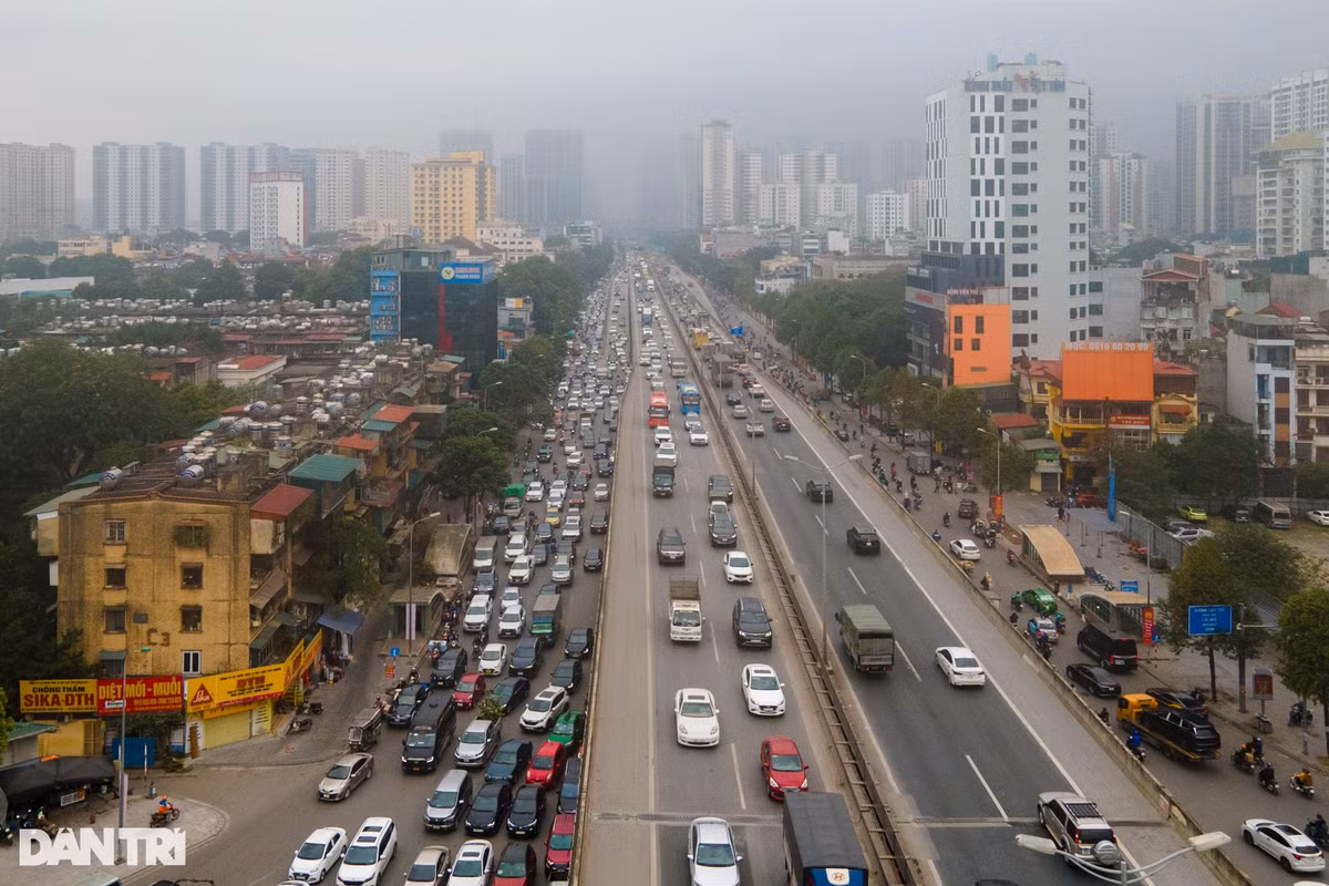 Khu vực đường Vành đai 3 xảy ra tình trạng ùn tắc kéo dài tại ngã tư hầm chui Thanh Xuân, hàng dài ô tô nối đuôi nhau khoảng hơn 1km.