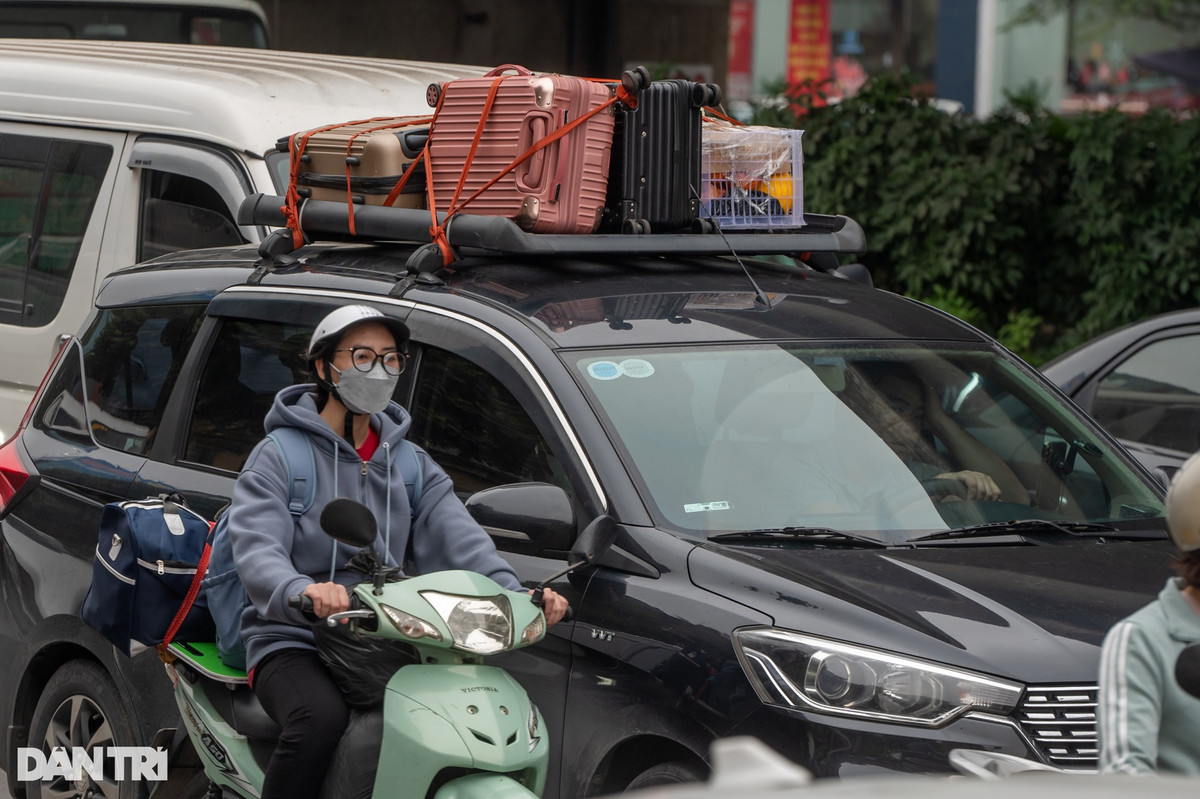 Theo ghi nhận, xe cộ lưu thông trên các tuyến đường chủ yếu là phương tiện cá nhân, khá ít xe khách. Nhiều ô tô, xe máy chằng chở lỉnh kỉnh đồ đạc trên nóc và yên xe rời Thủ đô.