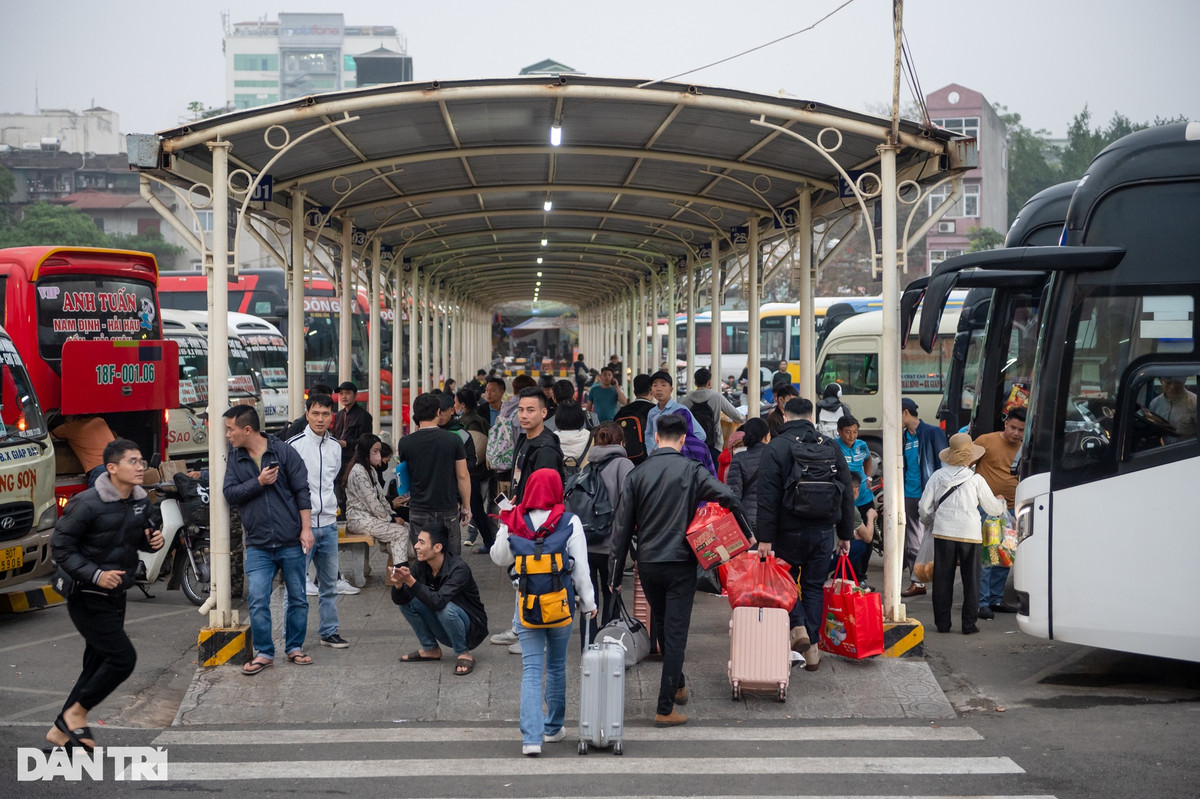 Trong khi đó, bến xe Giáp Bát vắng vẻ, lác đác hành khách tìm xe tuyến để về quê.