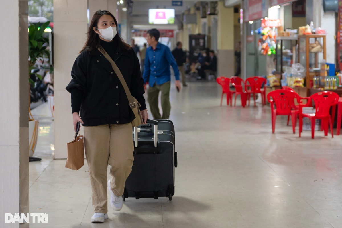 Chị Nguyễn Thị Thu Hiền (28 tuổi, quê Thanh Hóa) ra Hà Nội làm việc được khoảng nửa năm. Trước đó, chị Hiền học tập tại nước ngoài, năm nay là Tết đầu tiên cùng gia đình quây quần sau nhiều năm. "Khả năng ngày mai sẽ rất đông người rời Hà Nội về quê, vì vậy tôi xin nghỉ trước một ngày để về sớm cho đỡ vất vả", chị Hiền chia sẻ.