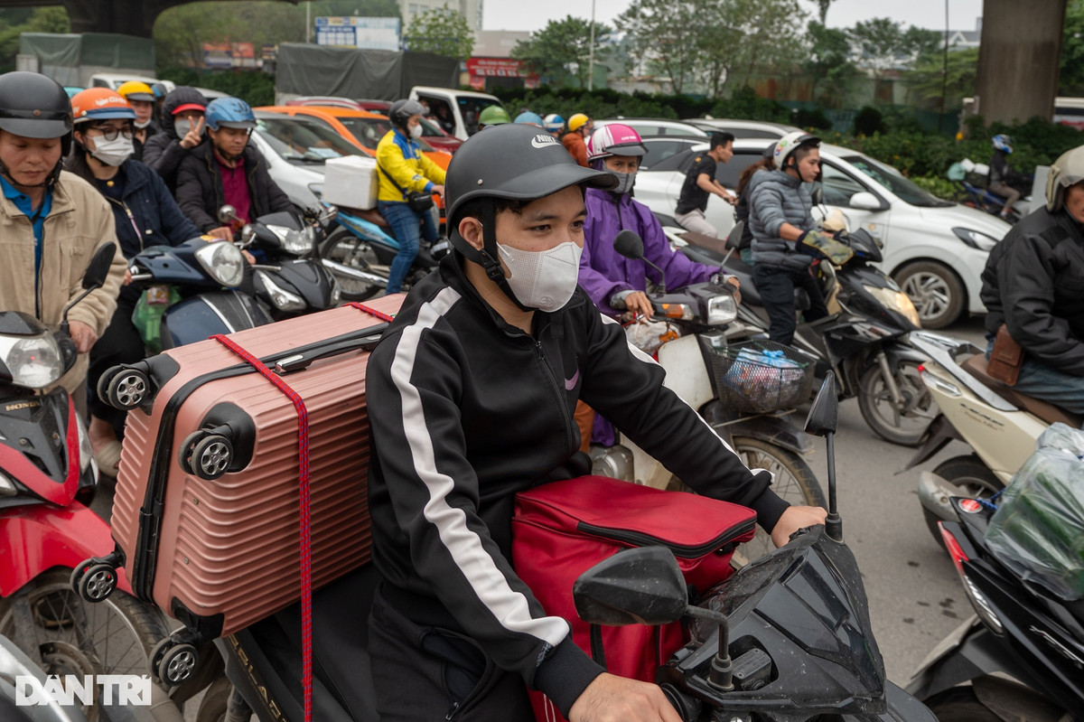 Hòa chung cùng dòng người vội vã, Lê Bá Cường (25 tuổi, quê Thanh Hóa) chở theo vali hành lý ra bến xe Giáp Bát để gửi trước về nhà. Cường chia sẻ: "Tối nay tôi còn đi siêu thị để mua sắm quà Tết về biếu bố mẹ. Dự kiến sẽ nhiều đồ đạc nên chiều nay tôi gửi quần áo về trước để mai đi đỡ lỉnh kỉnh".