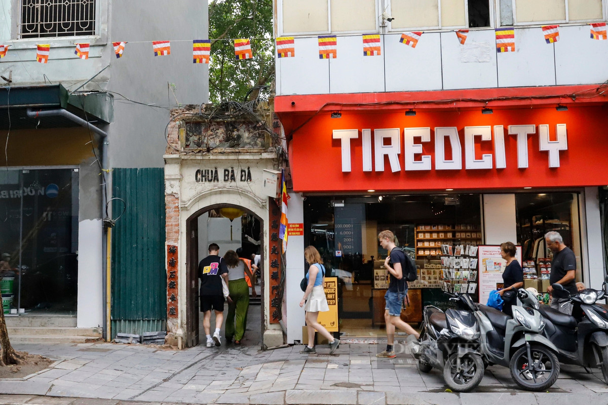 Ngôi chùa nghìn năm có cổng vào bé tý ở trung tâm Hà Nội Ngoi chua nghin nam co cong vao be ty o trung tam Ha Noi