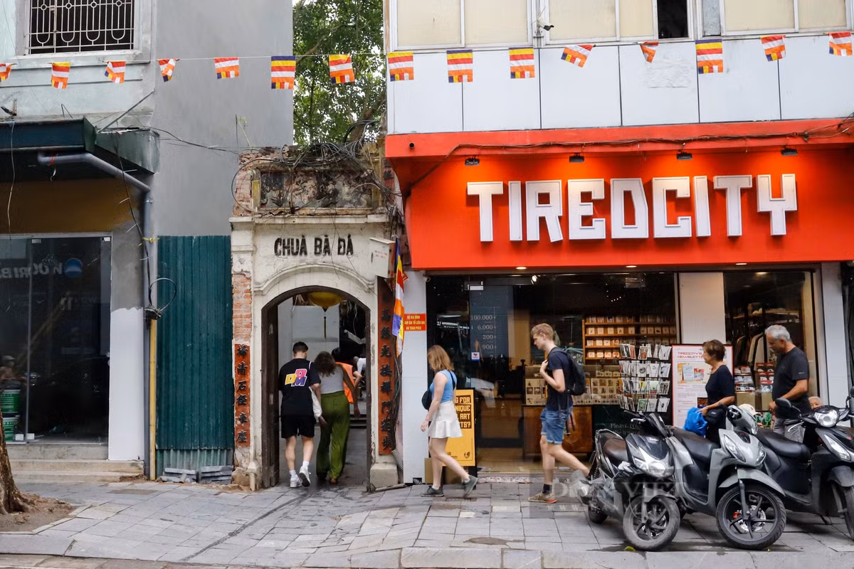  Chùa Bà Đá còn hay được gọi là Linh Quang tự nằm tại số 3 phố Nhà Thờ, Hàng Trống, Hoàn Kiếm, Hà Nội, cách khu vực hồ Hoàn Kiếm chỉ khoảng 100m. Nơi đây khi trước thuộc thôn Tiên Thị, phường Báo Thiên, tổng Tiên Túc, huyện Thọ Xương, phủ Phụng Thiên, kinh đô Thăng Long. Chùa Bà Đá là một trong bốn ngôi chùa Bà cổ kính bậc nhất Thủ đô cùng với chùa Bà Đanh, chùa Bà Nành và chùa Bà Ngô.