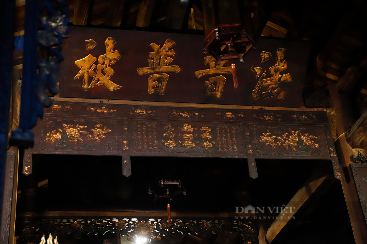 Hiện nay, chùa Bà Đá cũng lưu giữ được nhiều câu đối sơn son thiếp vàng, các tấm nghi môn chạm hình rồng cùng hai bức cuốn thư chạm nổi hình cúc, lão và chép thơ. Các pho tượng trong chùa được chế tác công phu và sơn son thiếp vàng cẩn thận.