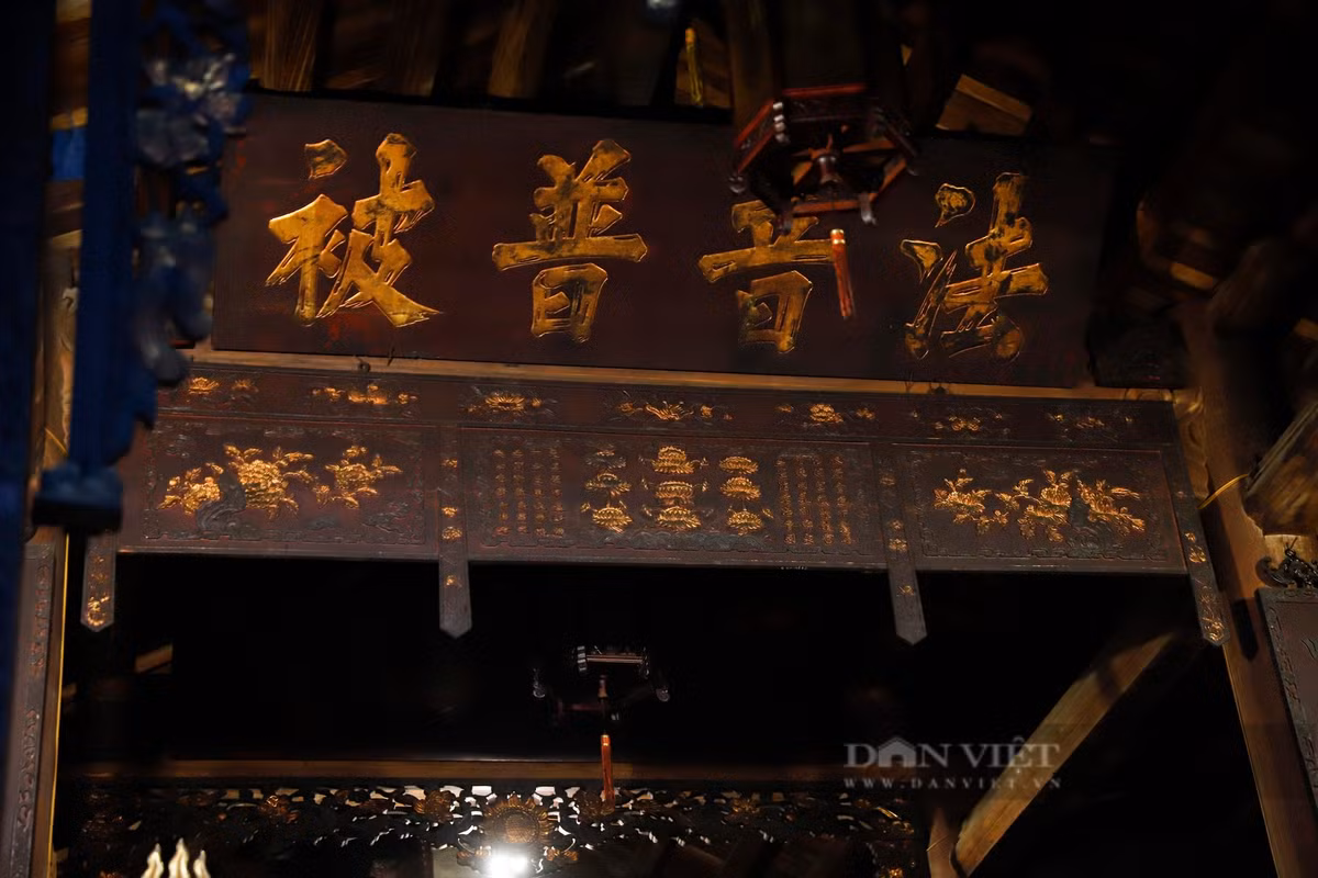 Hiện nay, chùa Bà Đá cũng lưu giữ được nhiều câu đối sơn son thiếp vàng, các tấm nghi môn chạm hình rồng cùng hai bức cuốn thư chạm nổi hình cúc, lão và chép thơ. Các pho tượng trong chùa được chế tác công phu và sơn son thiếp vàng cẩn thận.