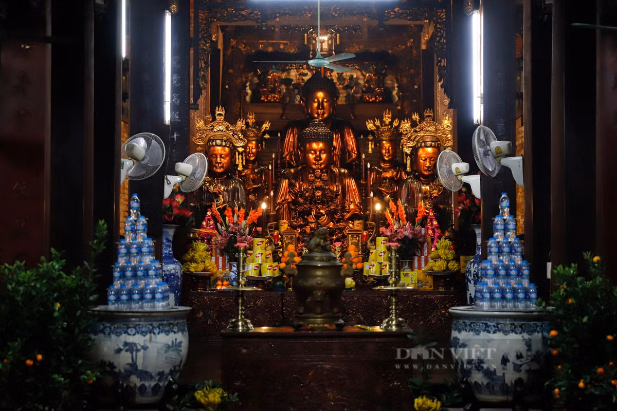 Năm 1786, thành Thăng Long bị tàn phá, kéo theo chùa Bà Đá cũng thương tích đầy mình. Thậm chí, ngôi chùa còn bị bỏ hoang, dần dà bị lấn chiếm khiến diện tích ngày càng khiêm tốn. Sự thiêng vẫn còn hiện hữu khi lật đống tro tàn, người ta lại tìm thấy pho tượng lần nữa. Trong "Thăng Long cổ tích khảo" cũng có nhắc đến rằng: "... Chùa xây vào triều Lý, đến binh biến thời Tây Sơn chùa bị hủy hoại. Bấy giờ quan sức cho diệt trừ cỏ dại, người trong thôn thu dọn đất đá lại thấy pho tượng đá, dân làng bèn dựng tạm một gian chùa để thờ phụng. Năm Canh Tuất triều Tự Đức thứ 3 (1850) một vị tăng tự là Giác Vượng đến trụ trì chùa này, xây dựng và mở mang thêm cảnh chùa".