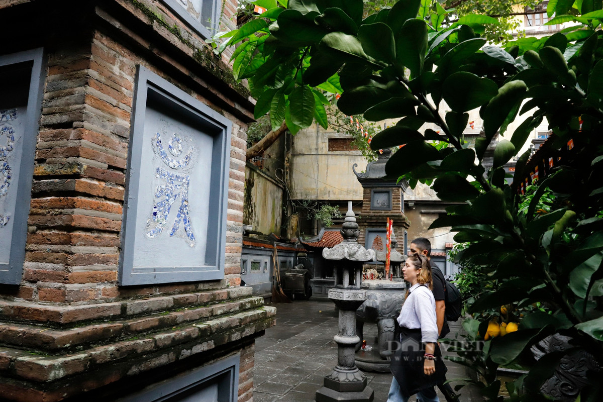 Từ ngày khởi dựng, chùa Bà Đá đã cùng mảnh đất kinh kỳ đi cùng năm tháng, cất giữ trong mình bao lịch sử thăng trầm.