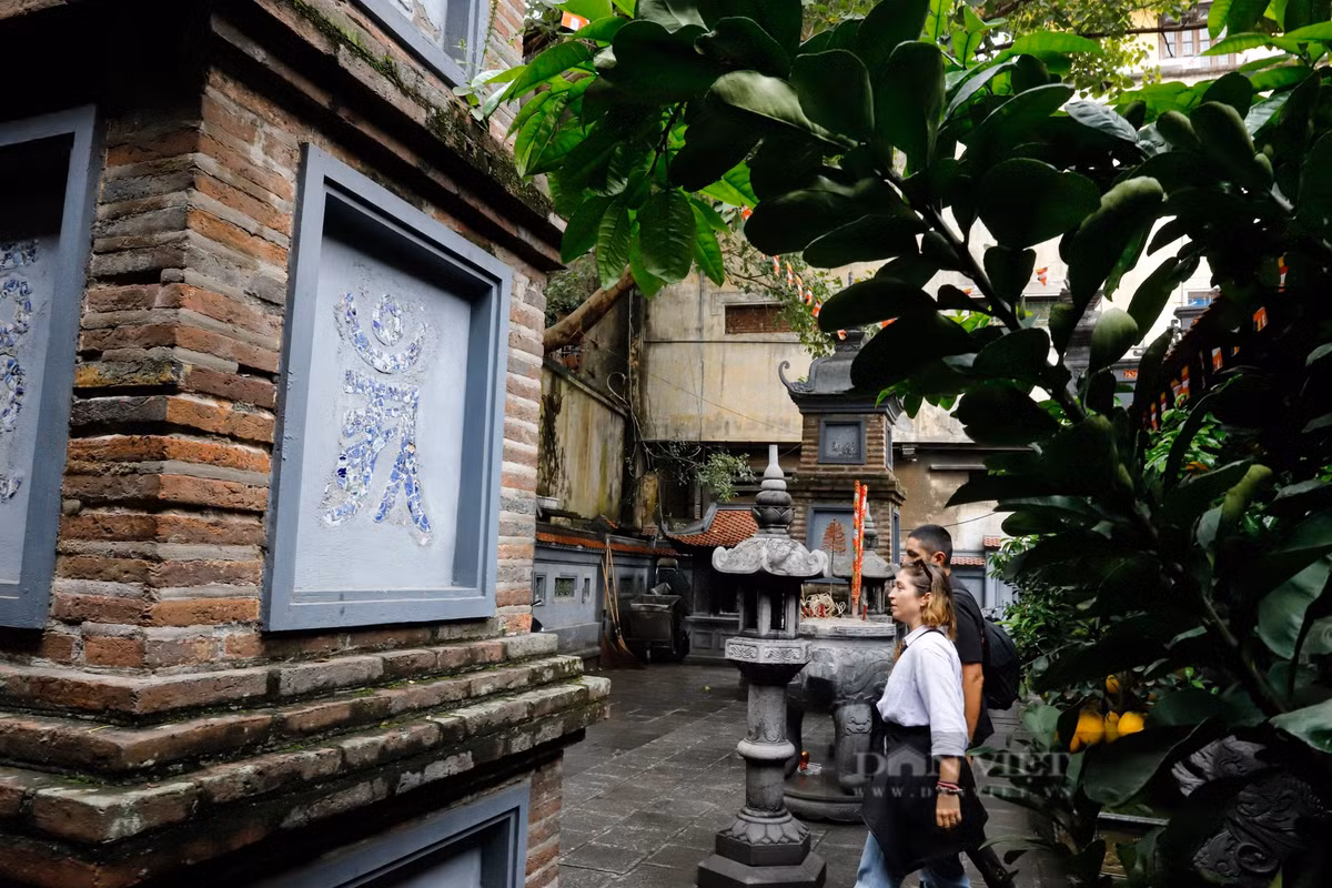 Từ ngày khởi dựng, chùa Bà Đá đã cùng mảnh đất kinh kỳ đi cùng năm tháng, cất giữ trong mình bao lịch sử thăng trầm.