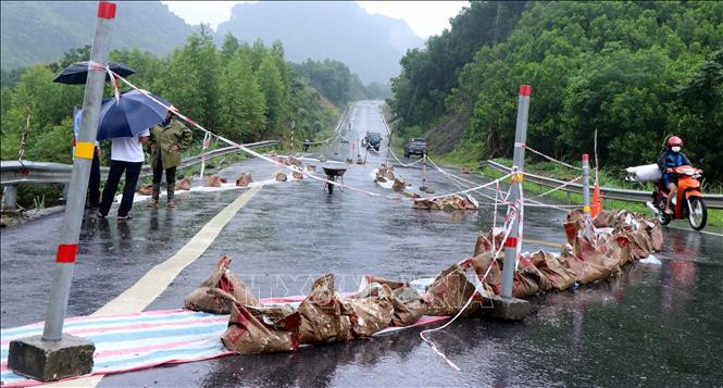 Sáng 31/7, tại km103+257, tuyến đường BOT Thái Nguyên - Chợ Mới (thuộc địa phận xã Quảng Chu, huyện Chợ Mới) xuất hiện 3 vết nứt có chiều dài từ 5 - 15m, bề rộng lớn nhất 6cm. Lực lượng chức năng đã căng dây quanh khu vực vết nứt, tổ chức hướng dẫn lối đi tạm thời.