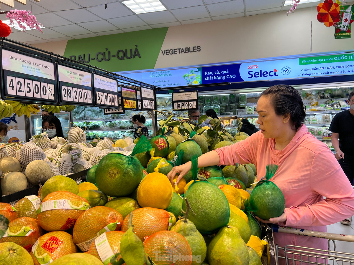 Trái cây nào cũng dán giấy đỏ ngày Tết nên càng bắt mắt. Giá cả khá rẻ, như dưa hấu 25.000 đồng/kg, bưởi đường 42.500 đồng/kg, đu đủ 28.200 đồng/kg... "Trái cây ở siêu thị đều là hàng loại 1, rất tươi ngon nên năm nào tôi cũng đến đây mua về chưng Tết. Về giá cả hiện giống như ngày thường" - một nữ khách hàng cho biết.