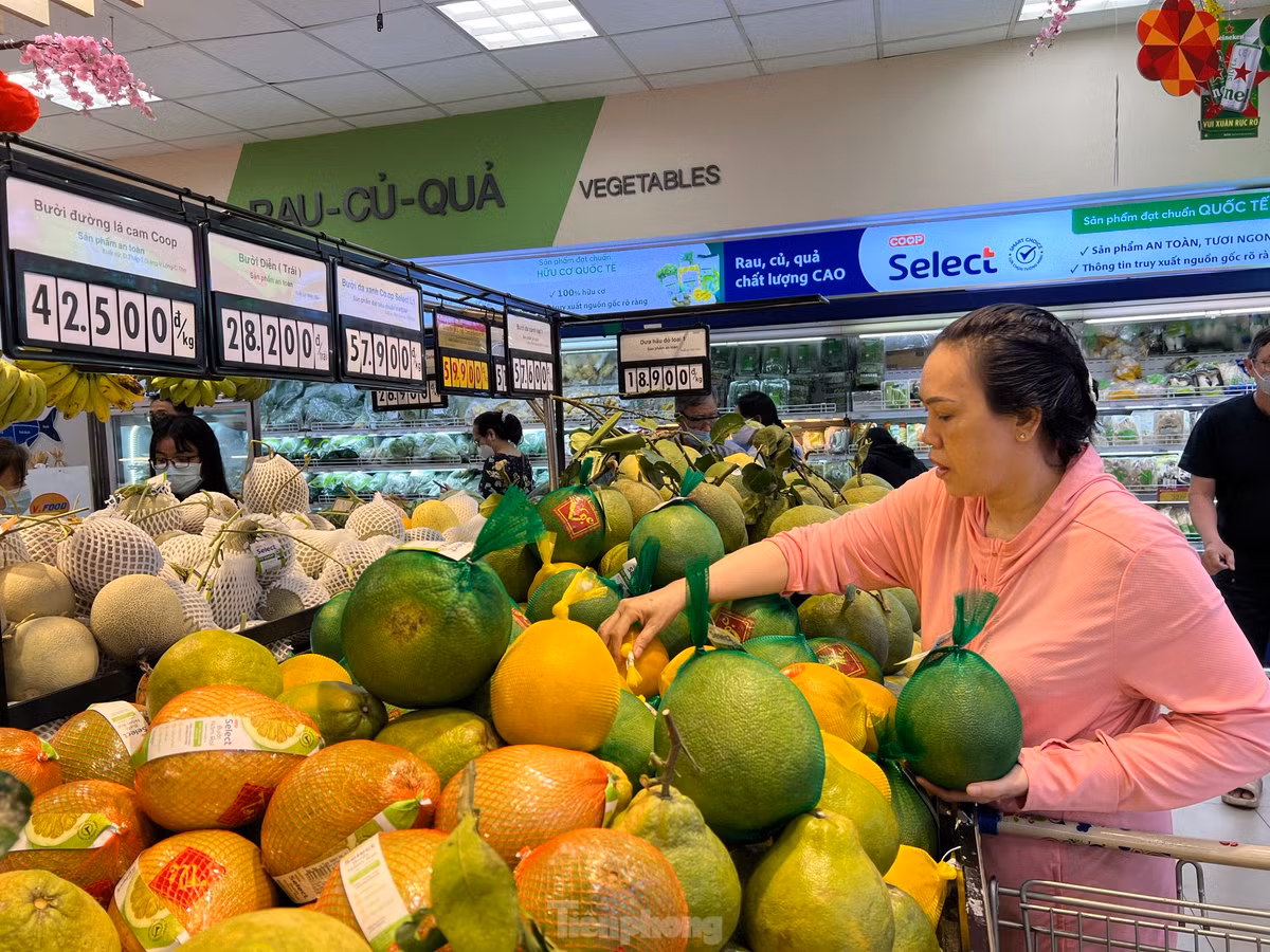 Trái cây nào cũng dán giấy đỏ ngày Tết nên càng bắt mắt. Giá cả khá rẻ, như dưa hấu 25.000 đồng/kg, bưởi đường 42.500 đồng/kg, đu đủ 28.200 đồng/kg... "Trái cây ở siêu thị đều là hàng loại 1, rất tươi ngon nên năm nào tôi cũng đến đây mua về chưng Tết. Về giá cả hiện giống như ngày thường" - một nữ khách hàng cho biết.