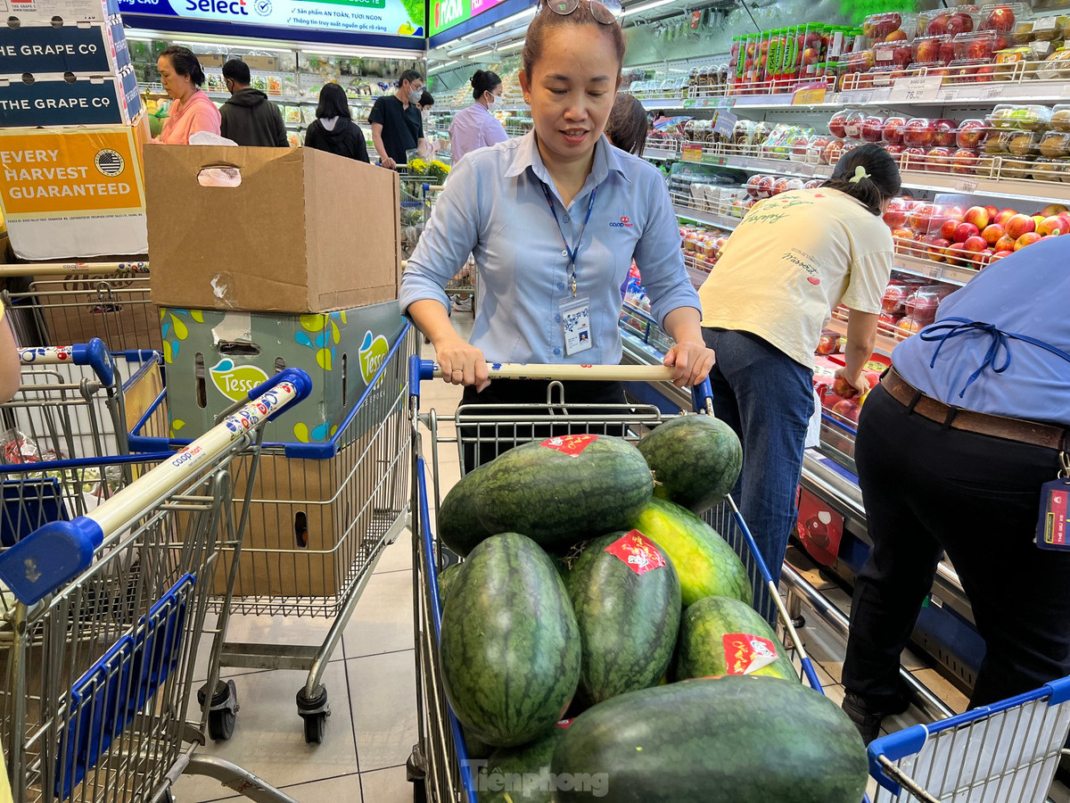 Nhân viên liên tục châm hàng lên quầy kệ.