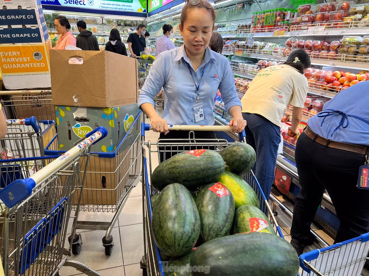 Nhân viên liên tục châm hàng lên quầy kệ.