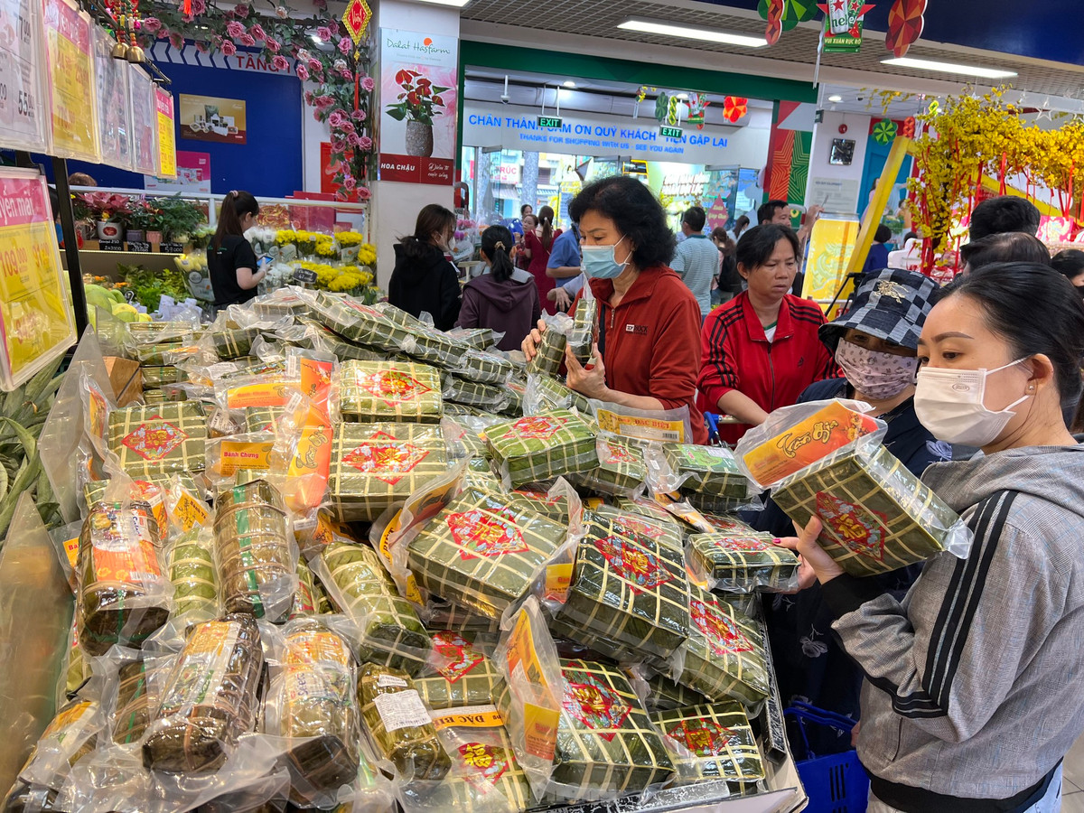 Bánh chưng và bánh tét - là mặt hàng không thể thiếu trong mỗi gia đình dịp Tết đang, có giá rất tốt, chỉ từ 113.000 đồng/cái (loại 1 kg). Sản phẩm do các doanh nghiệp tên tuổi sản xuất.
