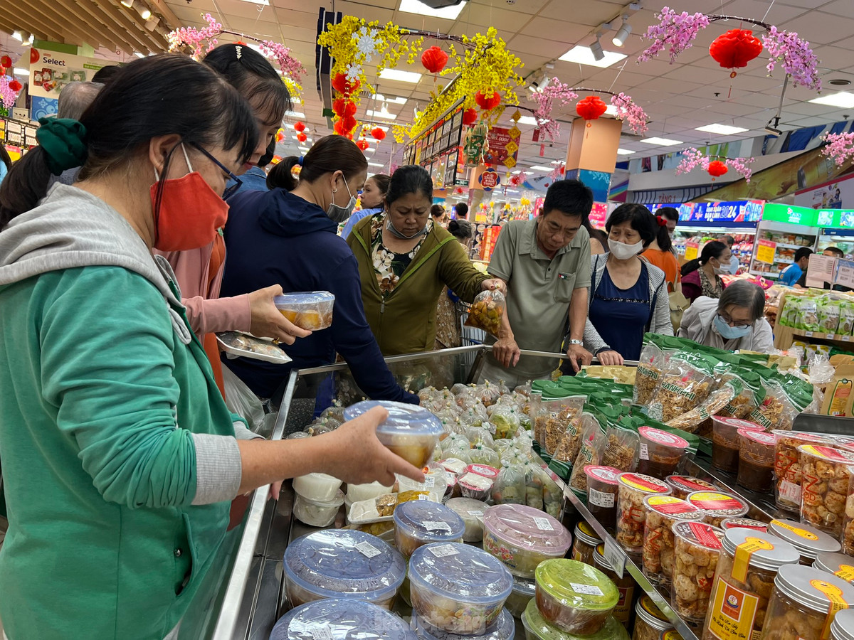 Thực phẩm chế biến sẵn ngày Tết tấp nập khách chọn mua như thịt kho hột vịt, dưa kiệu ngâm, các loại chè...