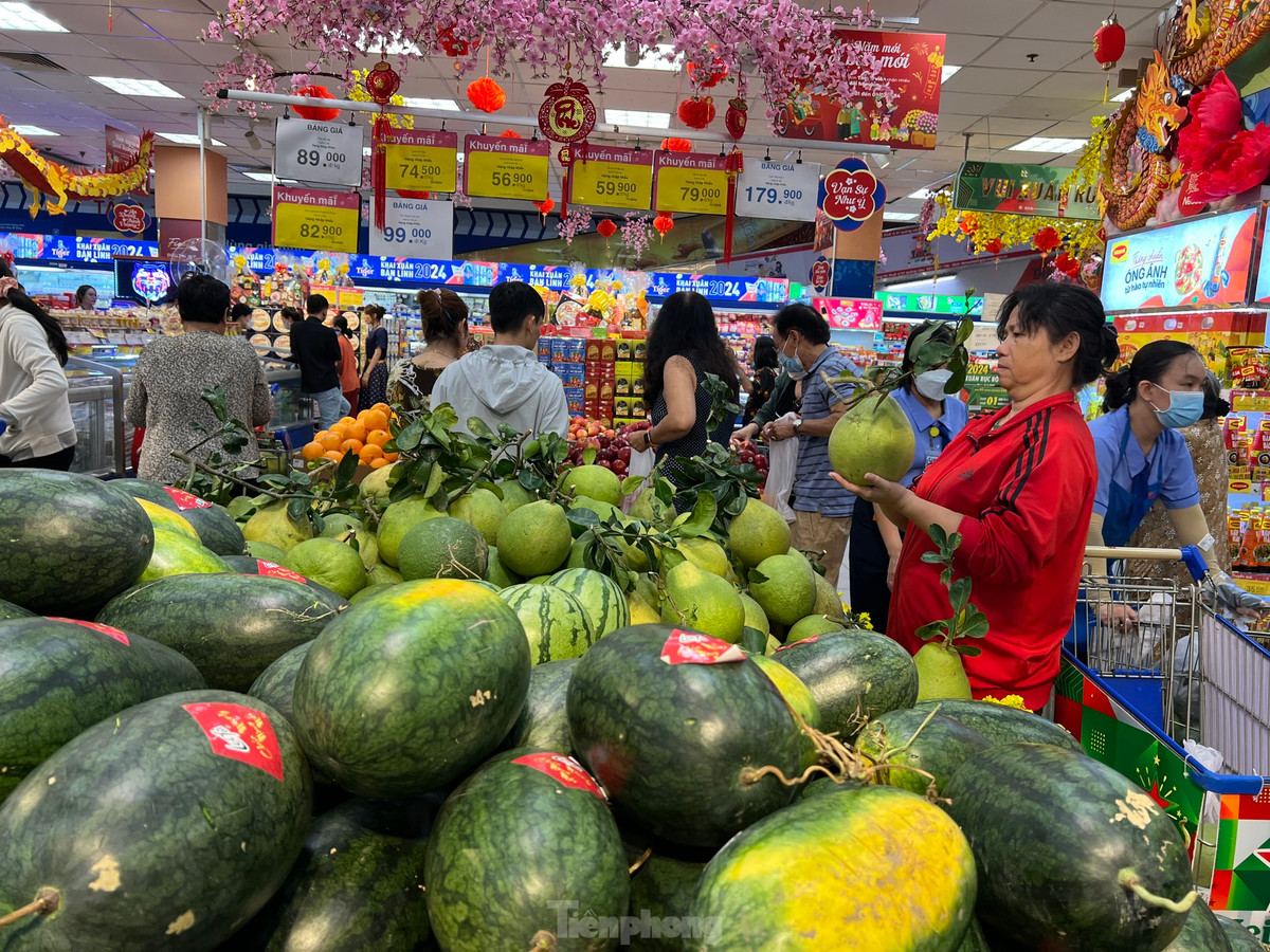 Tại nhiều hệ thống siêu thị như Coop Mart, Satra, Go, MM Maga Market... ngay khi vừa mở cửa, khách đã chờ sẵn bên ngoài liền tràn vào mua sắm. Các loại trái cây bày mâm ngũ quả như bưởi, đu đủ, quả phật thủ... đầy ắp các quầy kệ.