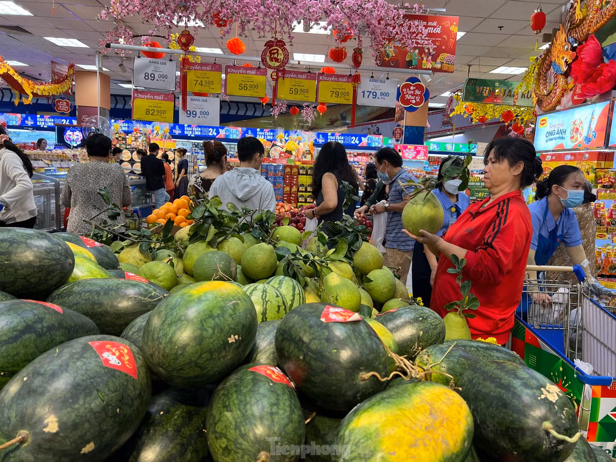 Tại nhiều hệ thống siêu thị như Coop Mart, Satra, Go, MM Maga Market... ngay khi vừa mở cửa, khách đã chờ sẵn bên ngoài liền tràn vào mua sắm. Các loại trái cây bày mâm ngũ quả như bưởi, đu đủ, quả phật thủ... đầy ắp các quầy kệ.