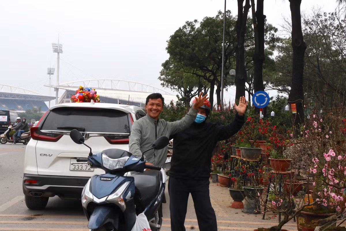 "Cố gắng bán hôm nay với ngày mai nữa, hi vọng hết số đào này để về quê ăn Tết", anh Tuấn, chủ hàng hoa tại Mỹ Đình lạc quan chia sẻ.