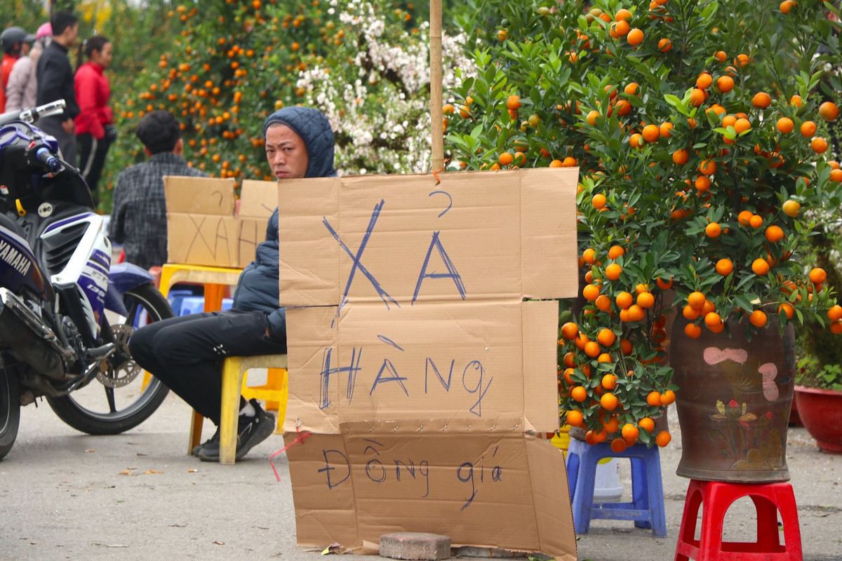 Biển xả hàng khắp các gian hàng của tiểu thương.