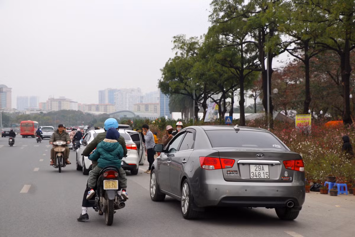 br/> Nhiều người dân thấy biển giảm giá đã ghé lại xem và mua về nhà.