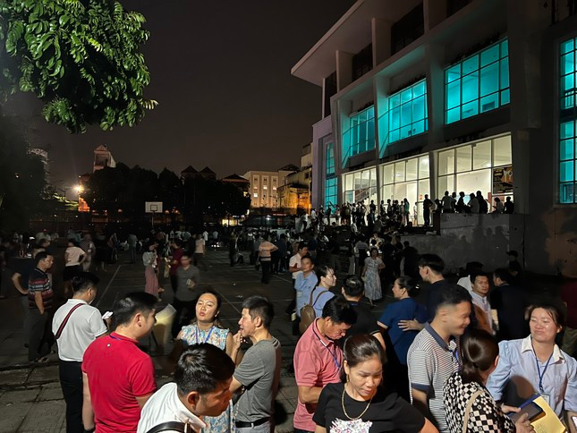 Lúc 23h ngày 19/8, vẫn có cả trăm người ở sân Trung tâm thể thao huyện Hoài Đức (Hà Nội) tập trung chờ kết quả cuối cùng của phiên đấu giá 19 thửa đất tại khu Lòng Khúc xã Tiền Yên. Ảnh: Đan Hạ