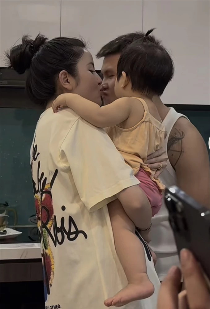 Tính cách của Chu Thanh Huyền được hé lộ qua cử chỉ với em bé ảnh 4