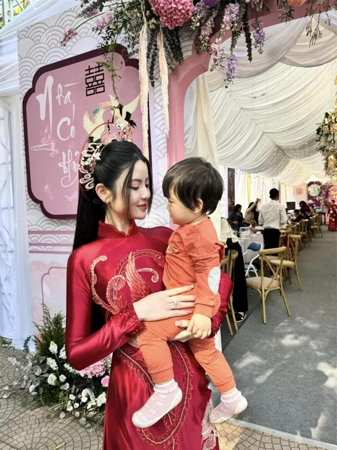 Tính cách của Chu Thanh Huyền được hé lộ qua cử chỉ với em bé ảnh 2