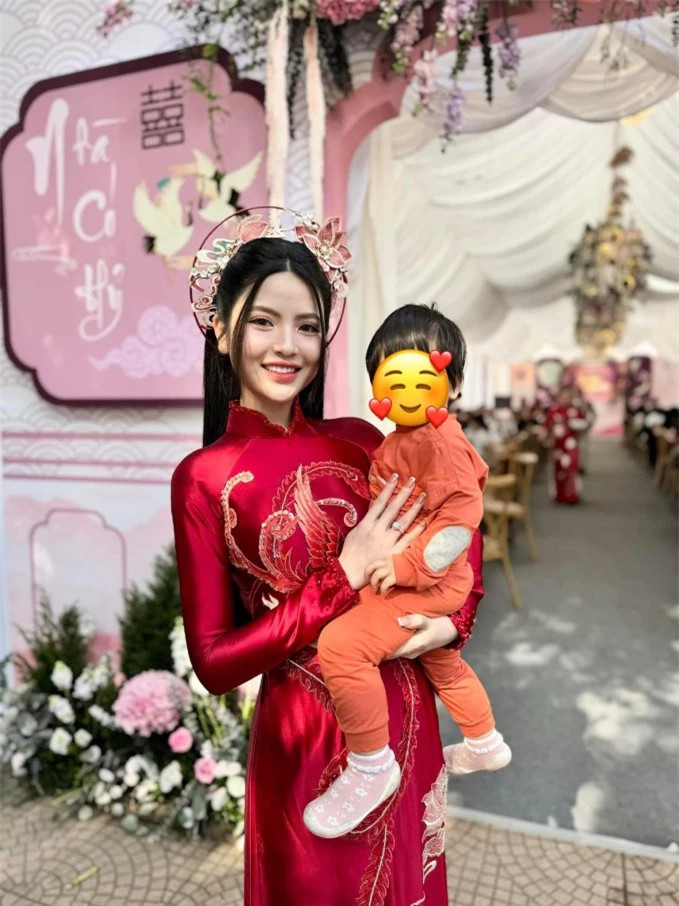 Tính cách của Chu Thanh Huyền được hé lộ qua cử chỉ với em bé ảnh 1