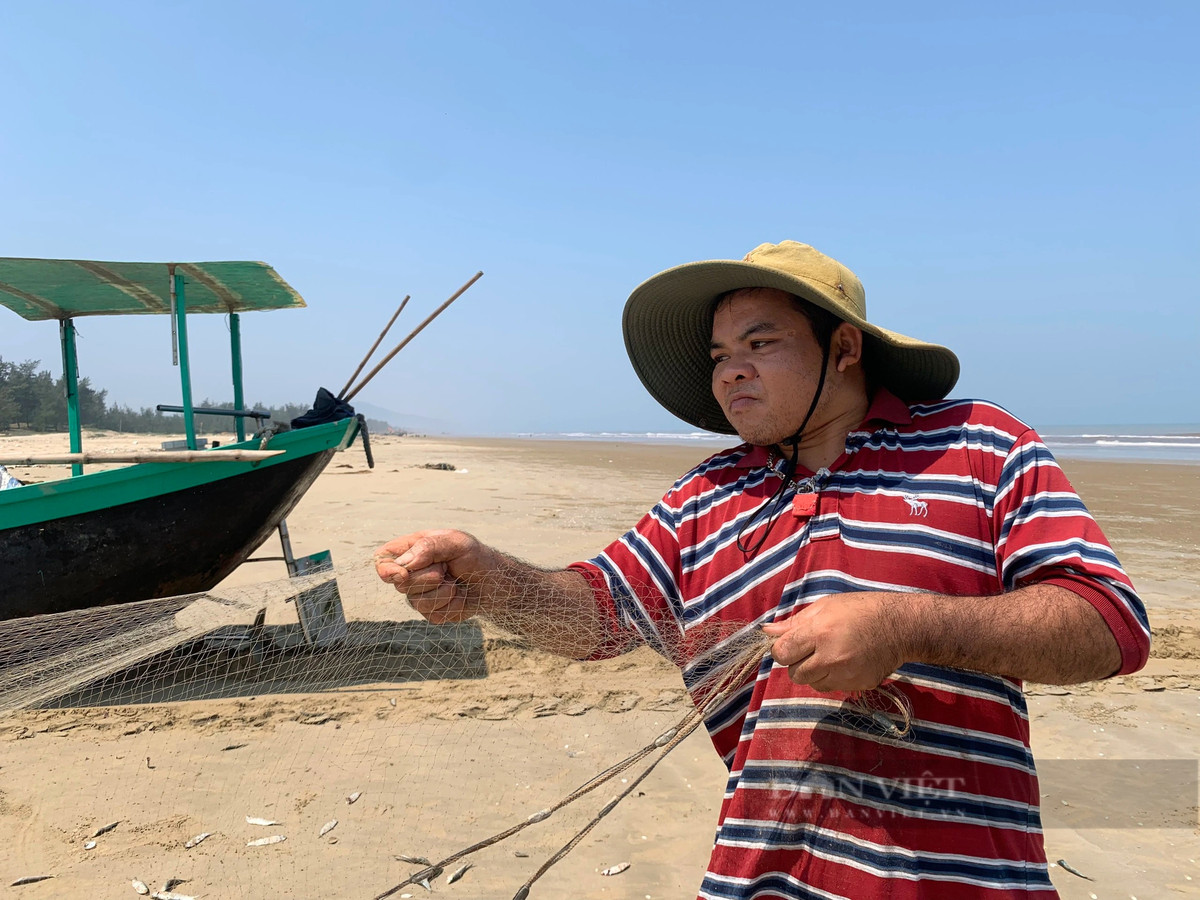 Ngư dân Nguyễn Văn Tuấn (xã Thạch Trị) cũng trúng đậm mẻ cá với sản lượng gần 1 tấn, thu về 10 triệu đồng. Năm nay thời tiết thuận lợi nên những chuyến đánh bắt cá mang về thu nhập cao. Ảnh: PV