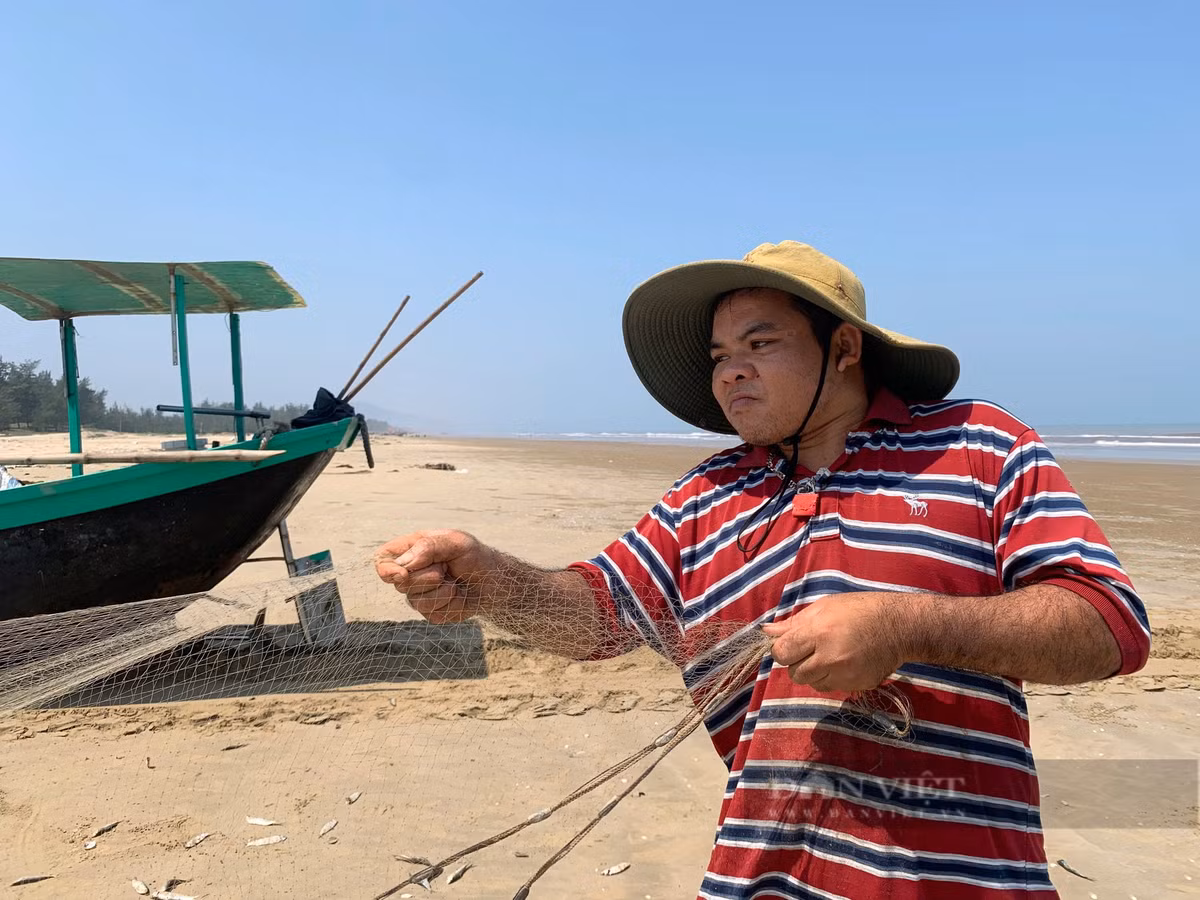 Ngư dân Nguyễn Văn Tuấn (xã Thạch Trị) cũng trúng đậm mẻ cá với sản lượng gần 1 tấn, thu về 10 triệu đồng. Năm nay thời tiết thuận lợi nên những chuyến đánh bắt cá mang về thu nhập cao. Ảnh: PV