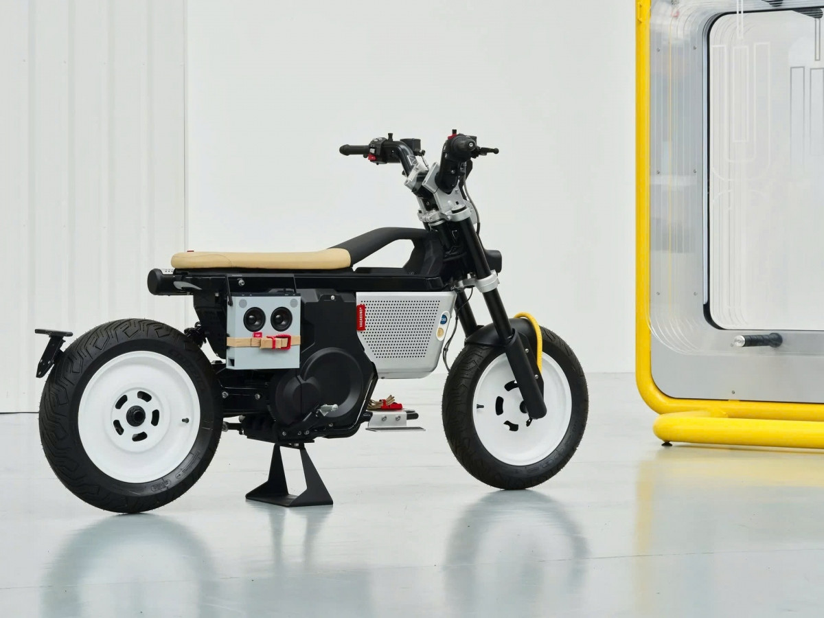 Mẫu mô tô mang diện mạo hai tông màu với chắn bùn trước được chế tạo “phá cách” kết hợp cùng bánh xe màu trắng và yên xe màu nâu rám nắng tạo nên tổ hợp màu sắc tương phản độc đáo.