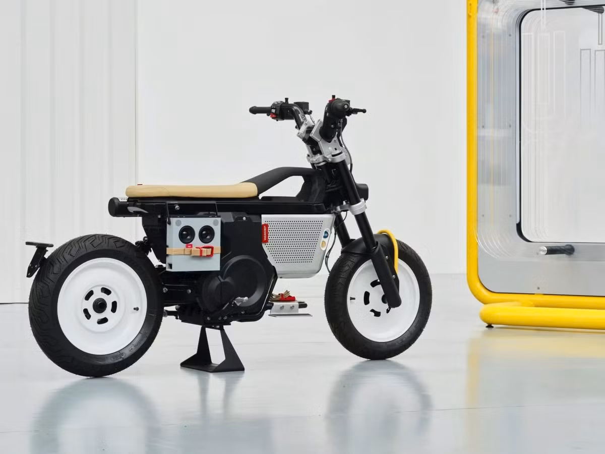 Mẫu mô tô mang diện mạo hai tông màu với chắn bùn trước được chế tạo “phá cách” kết hợp cùng bánh xe màu trắng và yên xe màu nâu rám nắng tạo nên tổ hợp màu sắc tương phản độc đáo.