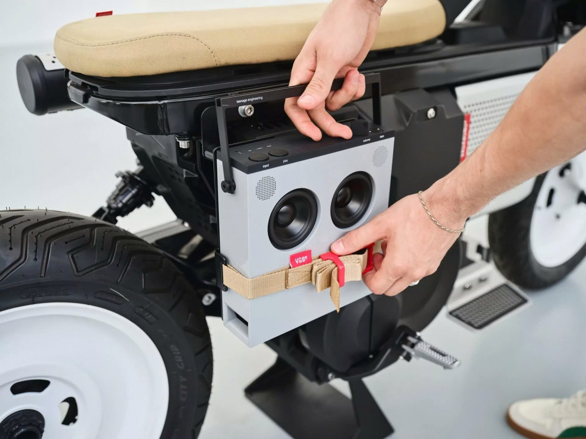 Đặc biệt, chiếc loa bluetooth này có giá hơn 549 USD (13,8 triệu đồng) và có tích hợp đài FM.