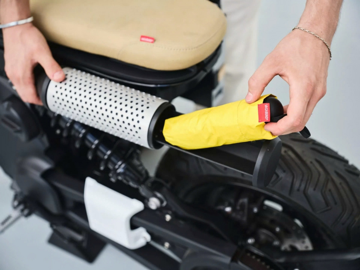 Một điểm nhấn khác của chiếc xe là “ống xả điện” với thiết kế hình trụ tròn, mở ra để lộ một chiếc ô.