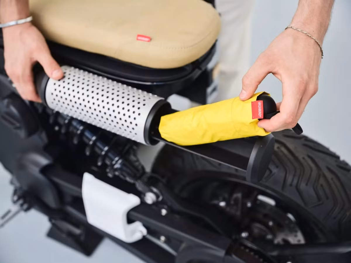 Một điểm nhấn khác của chiếc xe là “ống xả điện” với thiết kế hình trụ tròn, mở ra để lộ một chiếc ô.