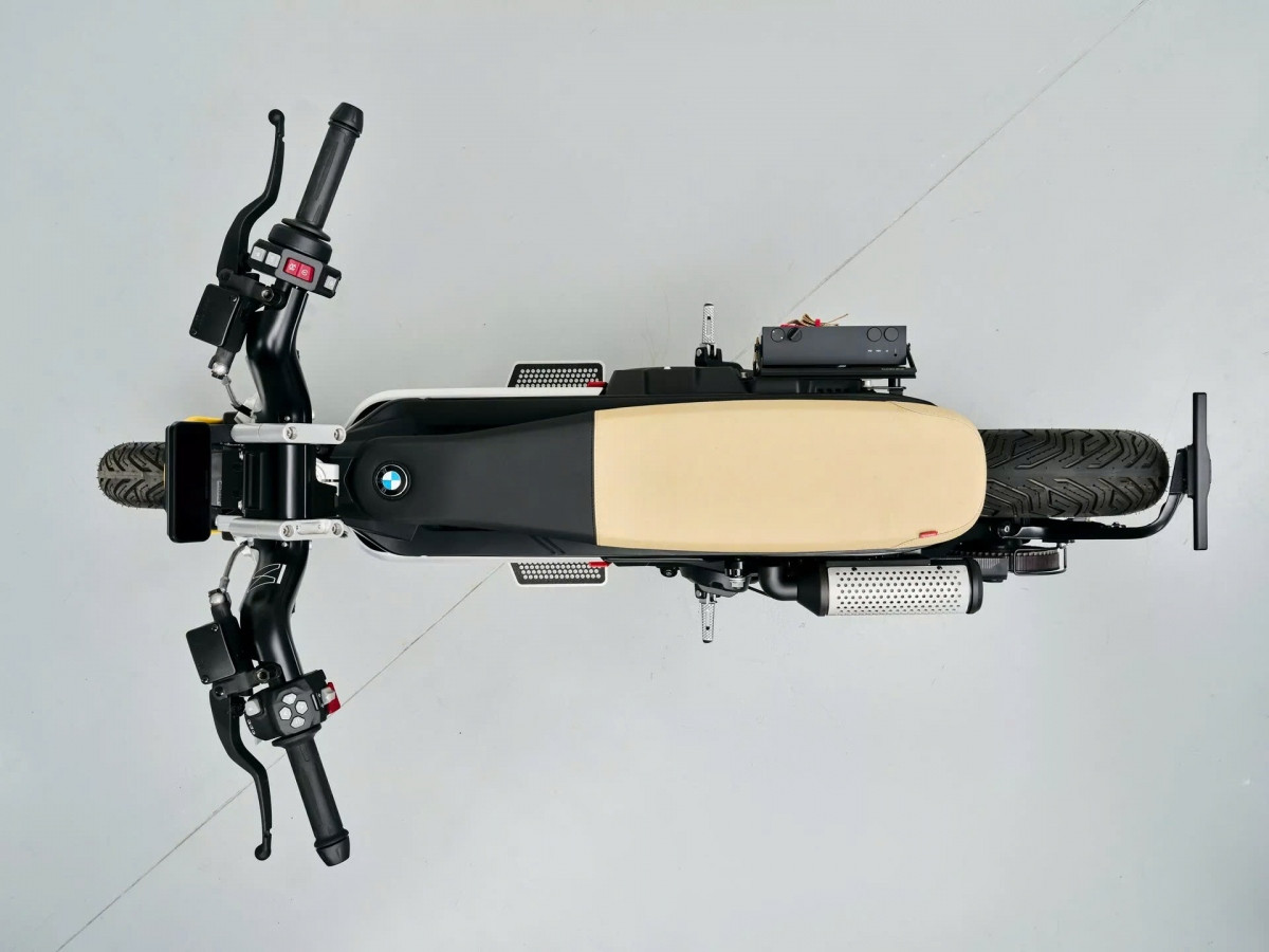 Chưa dừng lại ở đó, các nhà thiết kế còn trang bị cho mẫu mô tô một bệ để chân nối liền dạng ván trượt có dây chằng nhằm thể hiện phong cách “eParkourer đô thị, thể thao".