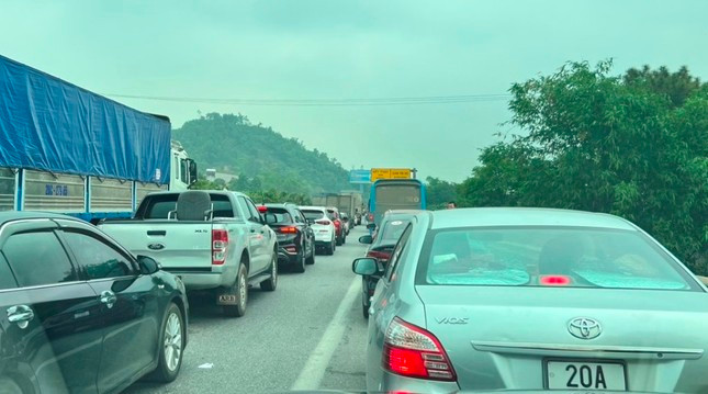 Cao toc Thai Nguyen un tac, nguoi dan bo xe xuong duong dung-Hinh-2