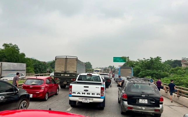 Cao toc Thai Nguyen un tac, nguoi dan bo xe xuong duong dung-Hinh-3