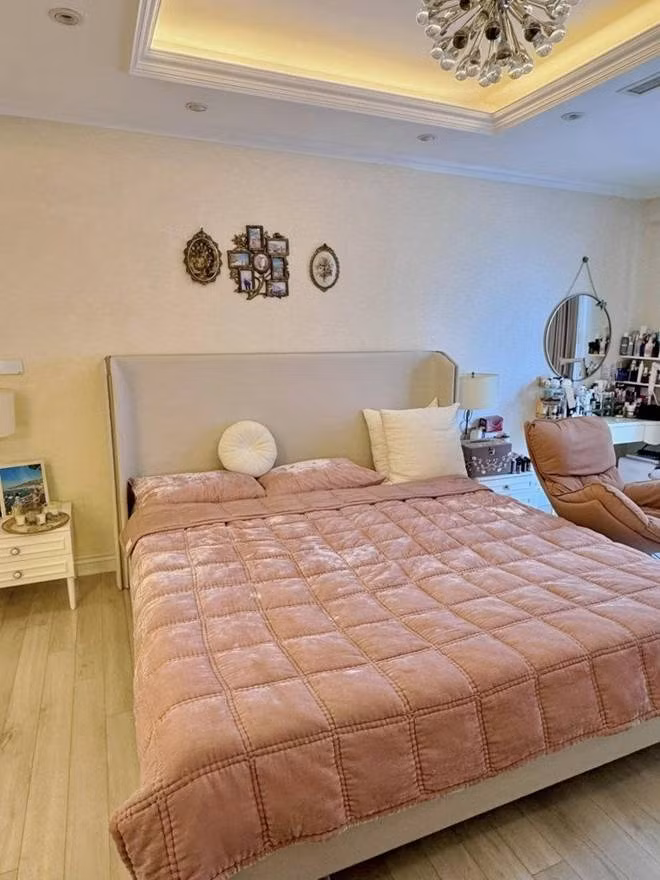 Can phong mau hong sieu ngan nap cua con gai MC Diep Chi-Hinh-10