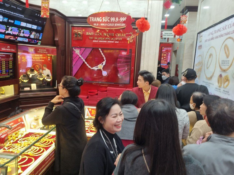 Gia vang len muc cao nhat lich su, nen mua vao hay ban ra?-Hinh-2