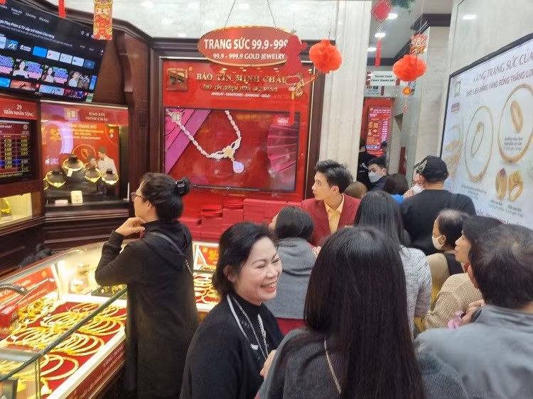 Gia vang len muc cao nhat lich su, nen mua vao hay ban ra?-Hinh-2